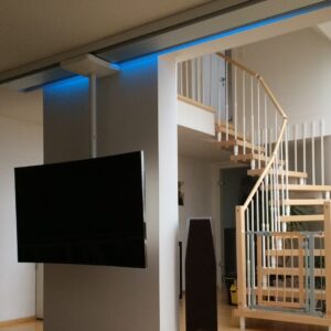TV-Halterung mit Fernseher in Wohnzimmer | Blaue LED Beleuchtung